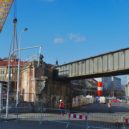 Jeřáby sundávali železniční most na Negrelliho viaduktu - Negrelliho viadukt železniční most Praha 8 Karlín