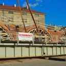 Jeřáby sundávali železniční most na Negrelliho viaduktu - Negrelliho viadukt železniční most Praha 8 Karlín