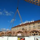 Jeřáby sundávali železniční most na Negrelliho viaduktu - Negrelliho viadukt železniční most Praha 8 Karlín