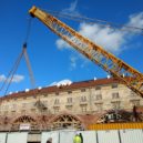 Jeřáby sundávali železniční most na Negrelliho viaduktu - Negrelliho viadukt železniční most Praha 8 Karlín