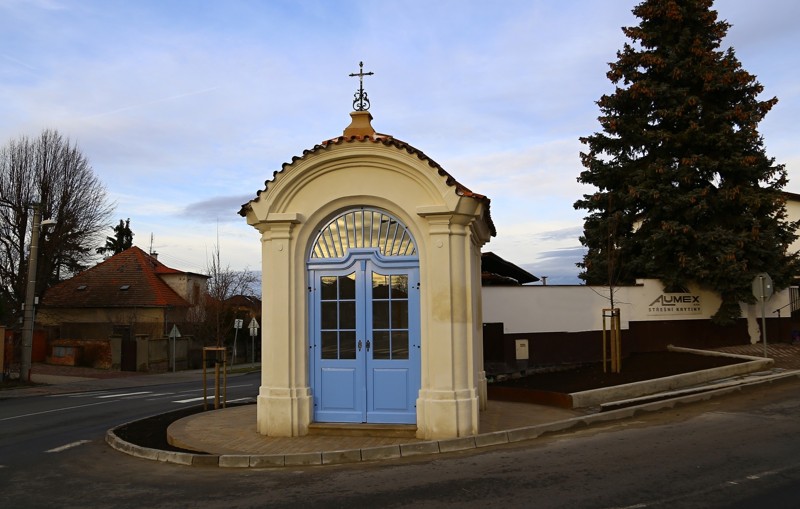 Kaplička v Líbeznicích po renovaci září nebeskými barvami