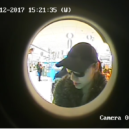 Ženu při nakupování ve Zdibech okradl cizí muž. Její kartu použila jiná žena v Praze 8. Policie po ní pátrá - Svědkyně, platební karta, Praha 8