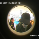 Ženu při nakupování ve Zdibech okradl cizí muž. Její kartu použila jiná žena v Praze 8. Policie po ní pátrá - Svědkyně, platební karta, Praha 8
