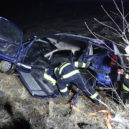 Auto sjelo do rybníka, řidič byl v ohrožení života - Hasiči auto nehoda
