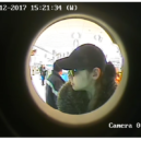 Ženu při nakupování ve Zdibech okradl cizí muž. Její kartu použila jiná žena v Praze 8. Policie po ní pátrá - Svědkyně, platební karta, Praha 8