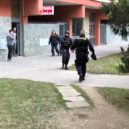 Zabarikádovanému muži v Kobylisích musel domlouvat vyjednavač - Policie ČR