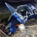 Auto sjelo do rybníka, řidič byl v ohrožení života - Hasiči auto nehoda