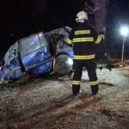 Auto sjelo do rybníka, řidič byl v ohrožení života - Hasiči auto nehoda