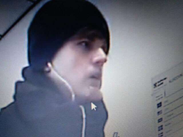 Mladík loupil v Dejvicích. Zasahoval kvůli němu pyrotechnik. Policii stále uniká