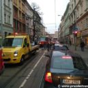 Husitská ulice je zavřená. V sousední Seifertově ulici zkolabovala doprava - Seifertova Husitská uzavírka kolaps