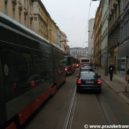 Husitská ulice je zavřená. V sousední Seifertově ulici zkolabovala doprava - Seifertova Husitská uzavírka kolaps