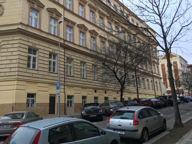 Zedníci narukovali na školu, jejíž opravu zprasili. Přinutil je k tomu Náš REGION!