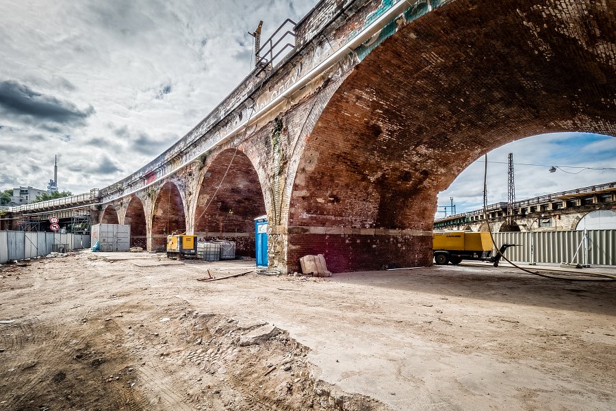 Konec bourání. Negrelliho viadukt už pomalu roste. Znáte historii tohoto karlínského skvostu?