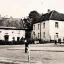 Hanspaulka - Stará fara (čp. 20) vlevo, Fišerka – Kodymka (čp. 19) vpravo, 1958