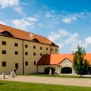 Zámek ve Ctěnicích - 3D TravelGuide.cz velká a malá budova