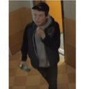 Mladík se vloupal do pražského bytu. Z lupu si vesele platil nákupy. Nepoznáte ho? - Zloděj, pátrání po osobách, (1)