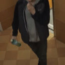Mladík se vloupal do pražského bytu. Z lupu si vesele platil nákupy. Nepoznáte ho? - Zloděj, pátrání po osobách, (1)