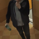 Mladík se vloupal do pražského bytu. Z lupu si vesele platil nákupy. Nepoznáte ho? - Zloděj, pátrání po osobách, (2)