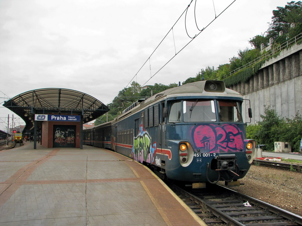 Vlaky hrůzy z dob Brežněva hodlá Praha vyměnit za moderní soupravy. Vsází na soukromé dopravce