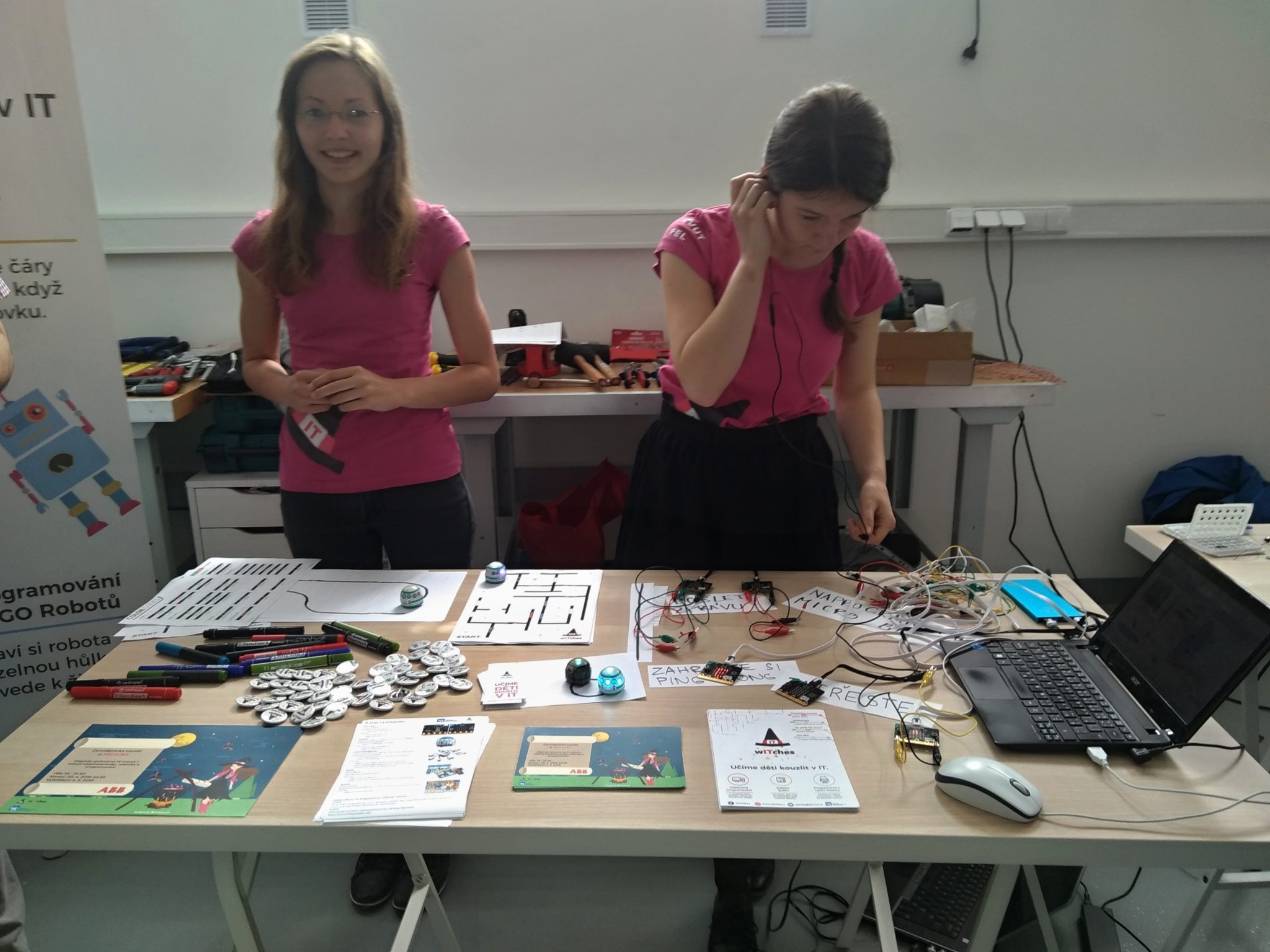 Mluvící roboti nebo největší vzduchové dělo. Co je hitem mezi kutily 21. století? Zajděte na Maker Fair Prague