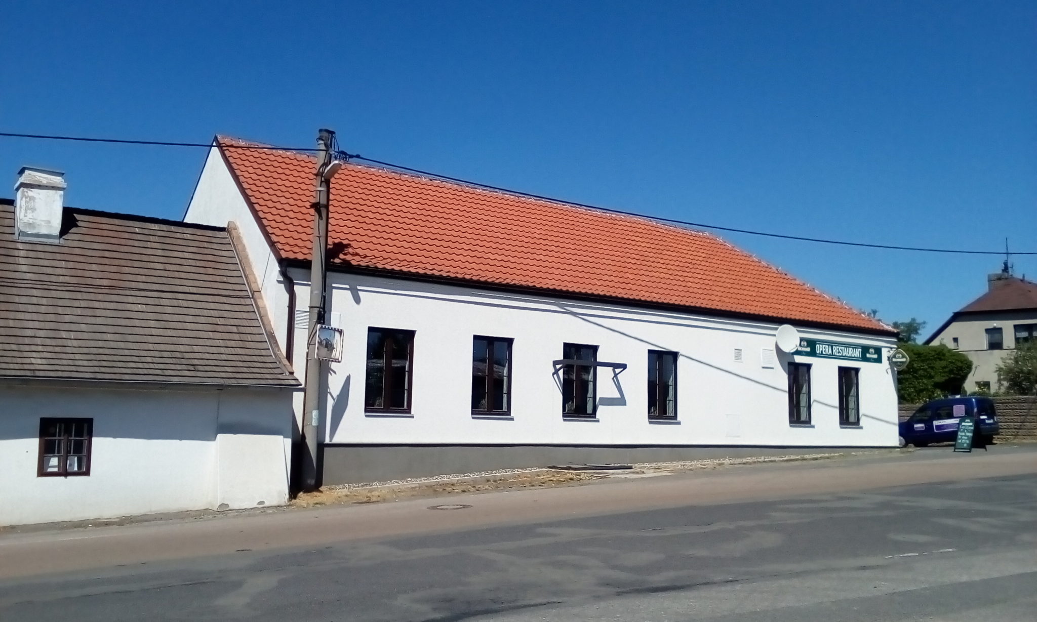 Restaurace Opera pochází ze 70. let, teď ale ožila. Nově má zázemí pro zábavy a koncerty