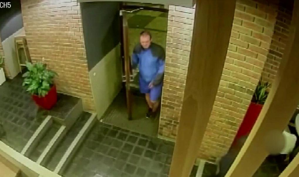 VIDEO: Znásilnění na prvního máje. Útočník dívku pronásledoval i do fastfoodu