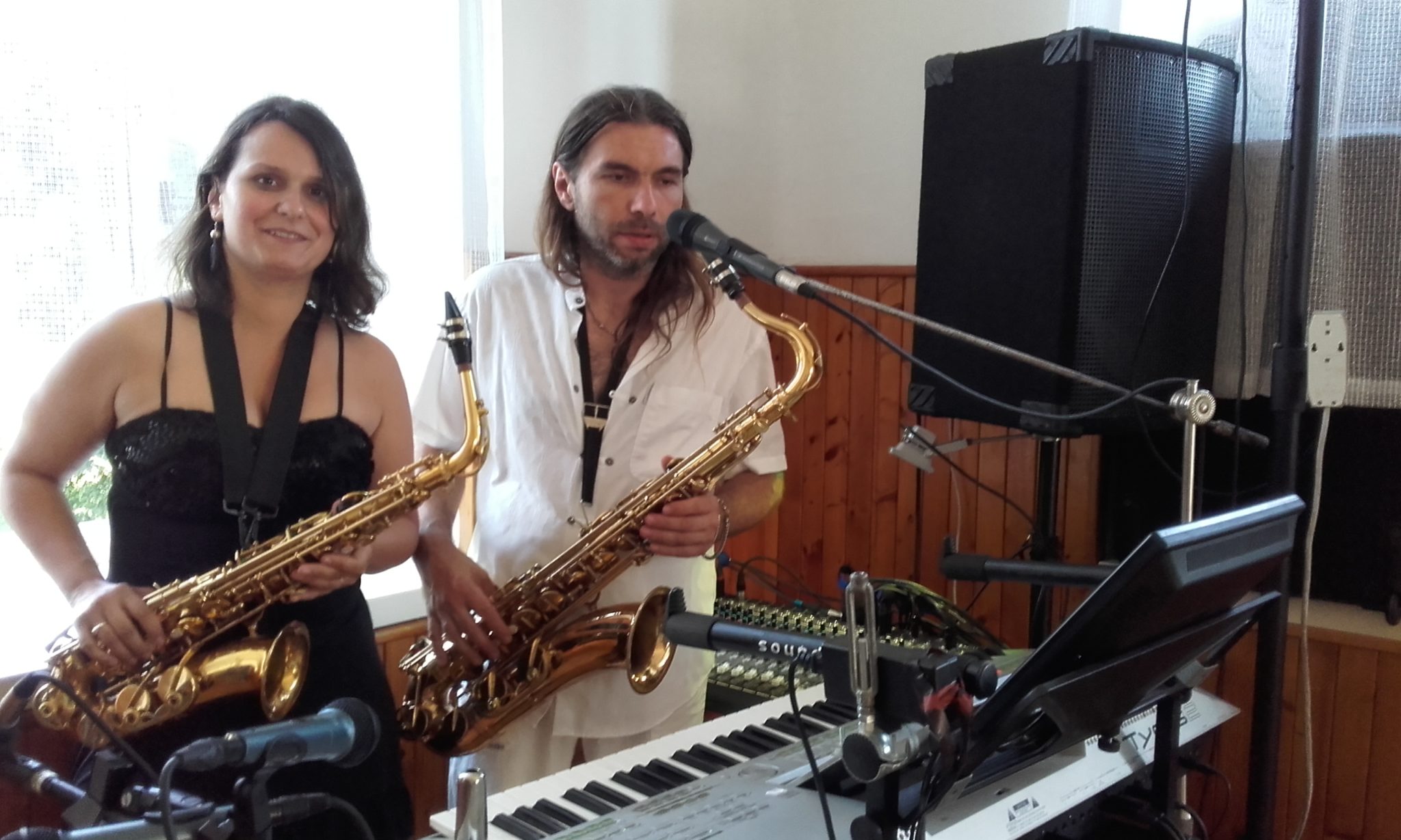 Narvaná žižkovská restaurace. Duo Regent z Odolenky si muziku užívají. A že to umí rozjet!