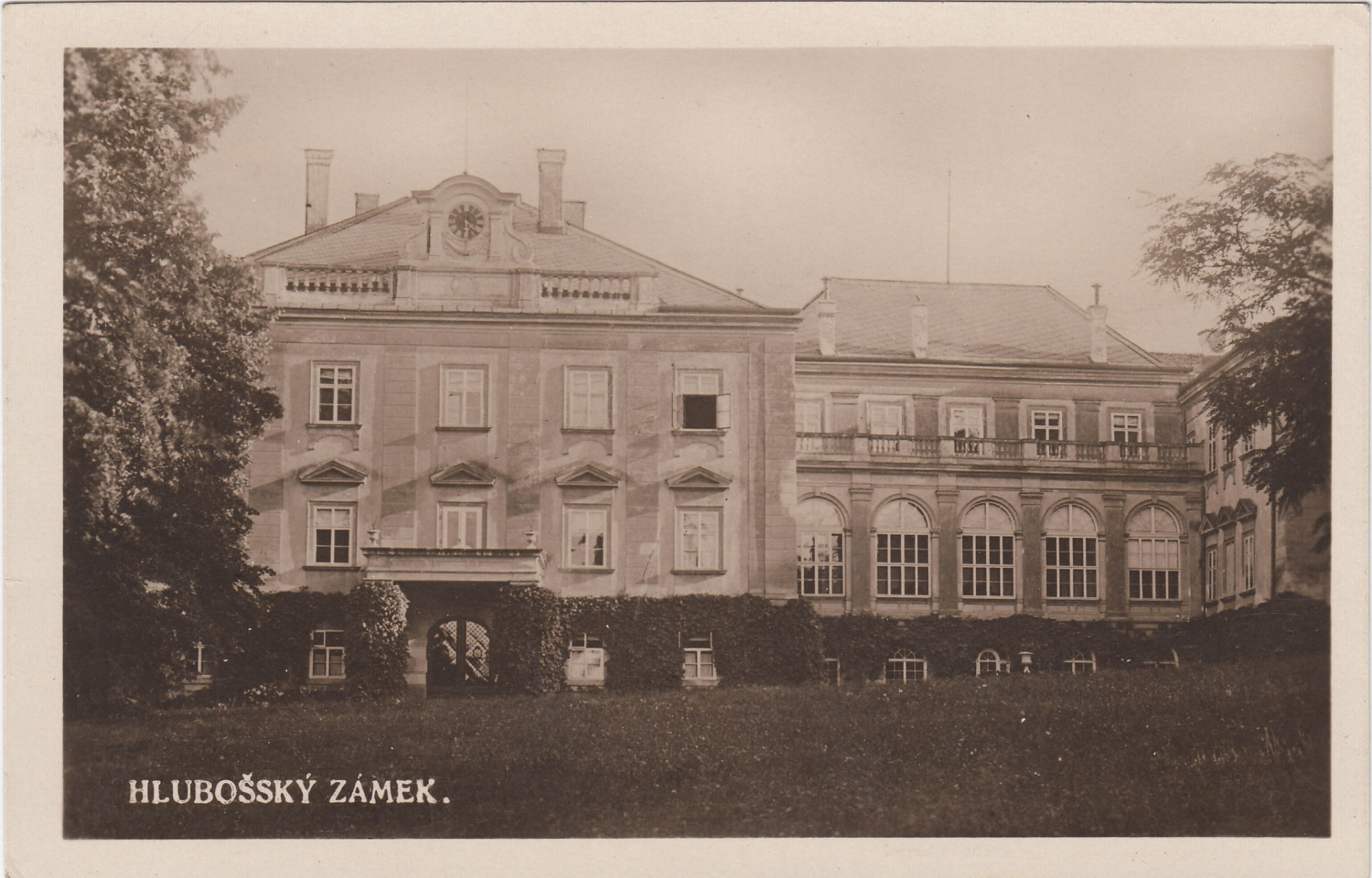 Zámek Hluboš jako lákadlo prvorepublikových hvězd. Jezdil sem i prezident Masaryk. Co se s ním stane?