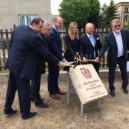 Čakovice škola základní kámen - Čakovice – základní kámen budovy ZŠ Dr. Edvarda Beneše – foto Facebook Ireny Ropkové