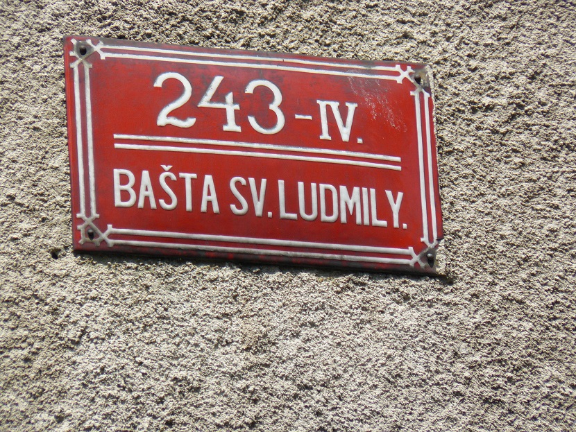 Procházka po hradčanských baštách: proč vznikly a proč jedna z vilek z počátku 20. století nese letopočet 1757?
