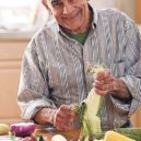 Až padesát procent seniorů trpí podvýživou, která je pro ně velmi nebezpečná - Senior Hispanic man shucking corn