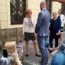 Manželství pro všechny - Předávání petice předsedkyni petičního výboru Heleně Válkové – foto AC