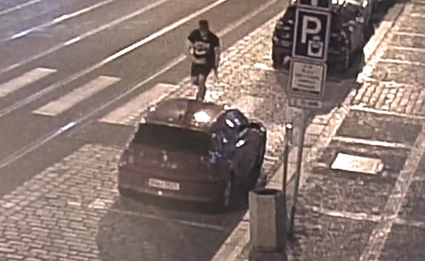 VIDEO: Neuvěřitelné! Muž si hrál v centru Prahy na Batmana a skákal po autech
