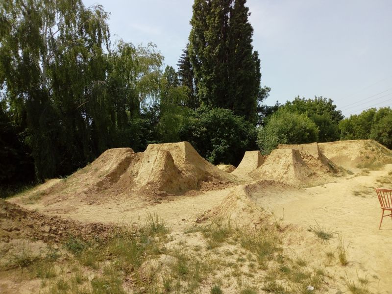 OBRAZEM: Praha má nový bizár. Suchdolský Dirt park vypadá jako z Hvězdných válek. K čemu slouží?