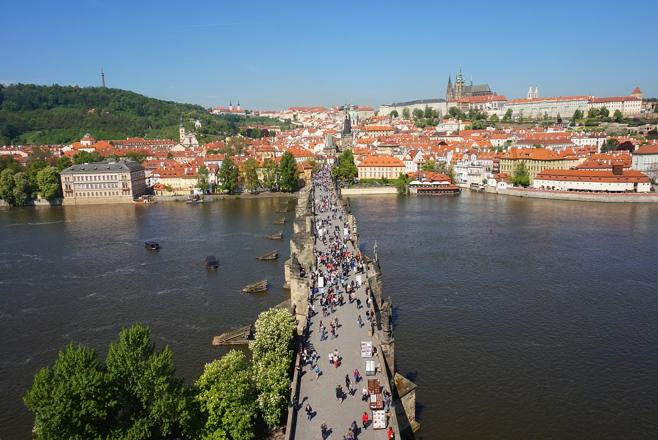 Hrozí pitná katastrofa Pražanům, nebo je zachrání špinavá voda z Vltavy a mobilní čističky?