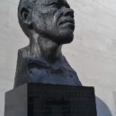 Nelson Mandela - Mandelova busta v Londýna na autobusové zastávce