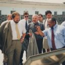 Nelson Mandela - V Mandelově vězení na Robben Islandu průvodce ukazuje, kde tam Mandela hrál tenis