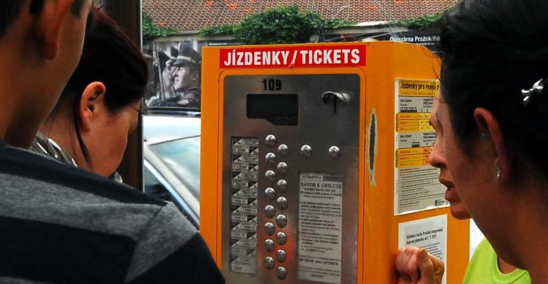 Jízdné v tramvajích pražské MHD půjde zaplatit kartou od dubna