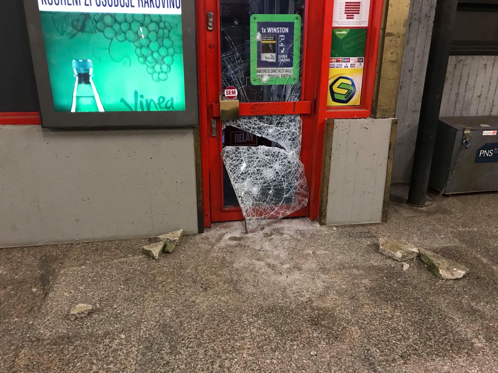 Vloupal se na Roztylách do trafiky a hodoval na brambůrkách a vodce