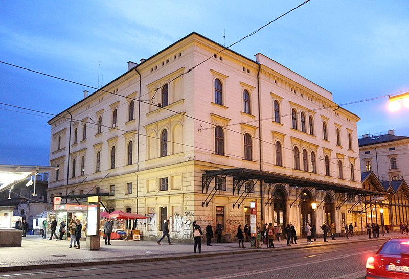 Před 173 lety do Prahy slavně dofuněl vlak. Architekt trati si však slávy užil jen pár dnů