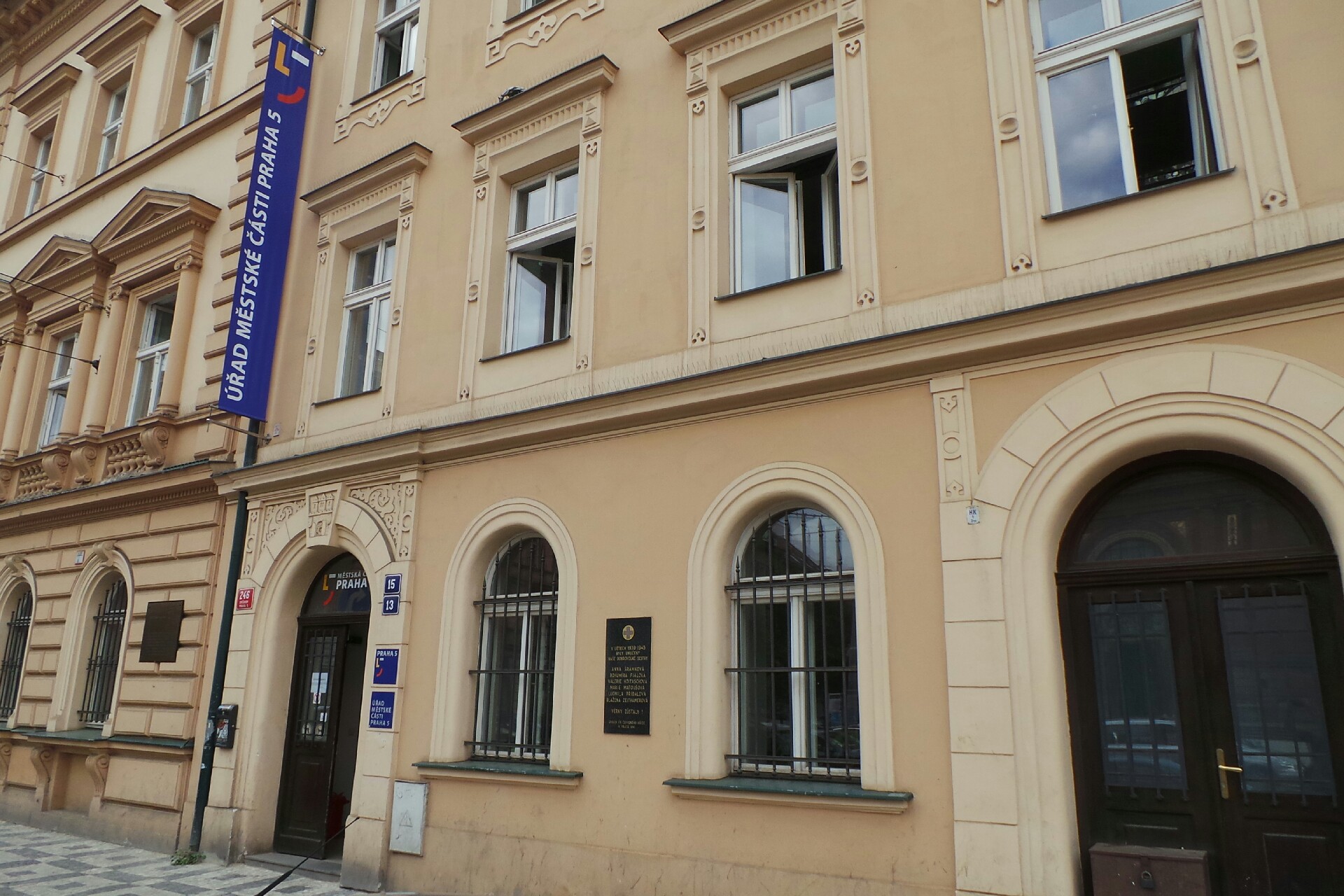 Praha 5 má neplatné smlouvy! Kdo se na její úkor obohatil?