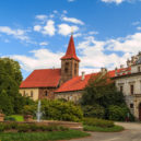 Třetí nejnavštěvovanější místo ve středních Čechách je průhonický zámek a arboretum - Průhonice_-_kostel_narození_Panny_Marie