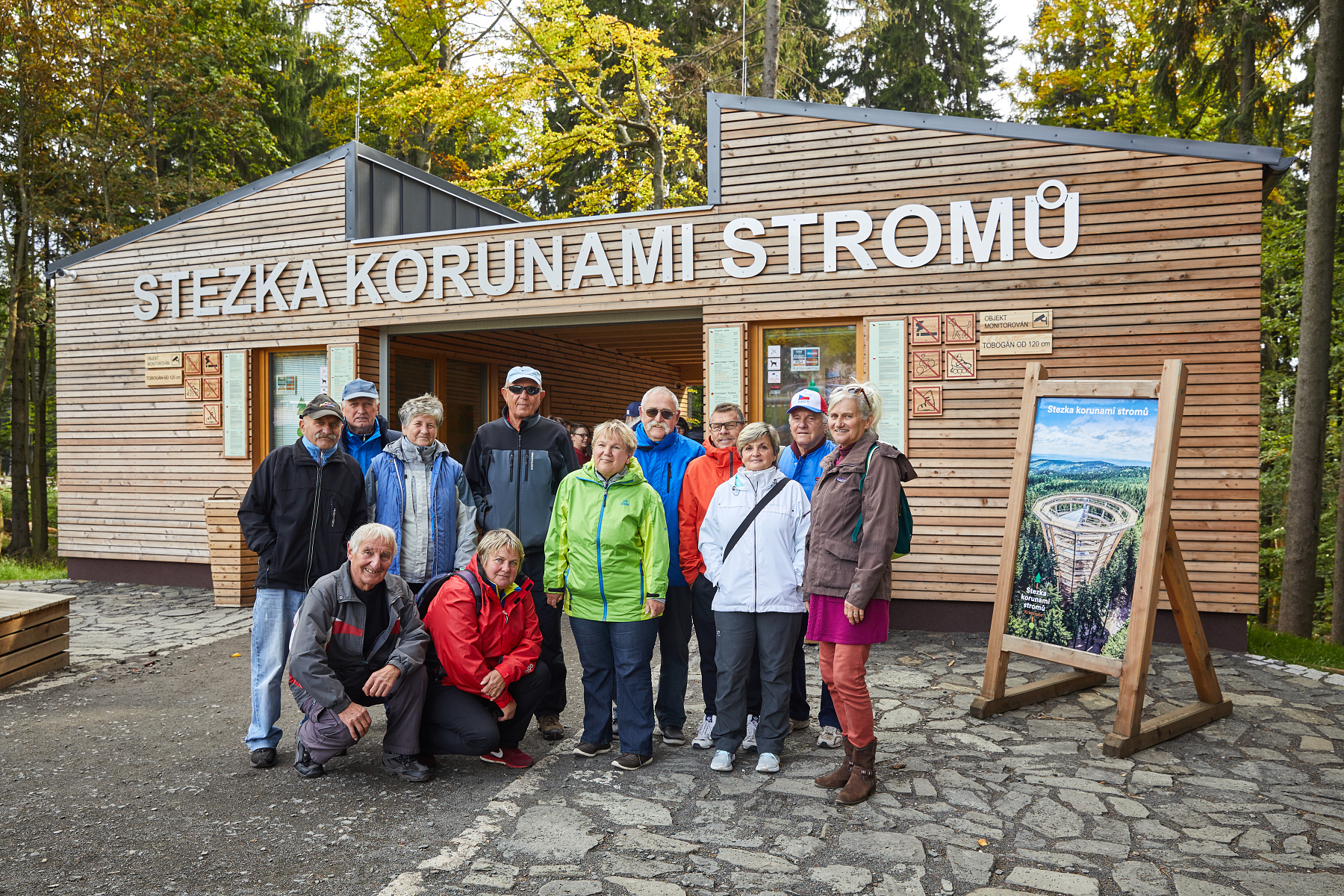 V pondělí je Mezinárodní den seniorů. Co takhle procházka mezi korunami stromů v Krkonoších?