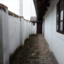 Vítězslav Hálek – rodný dům - Před rodným domkem Vítězslava Hálka – foto AC