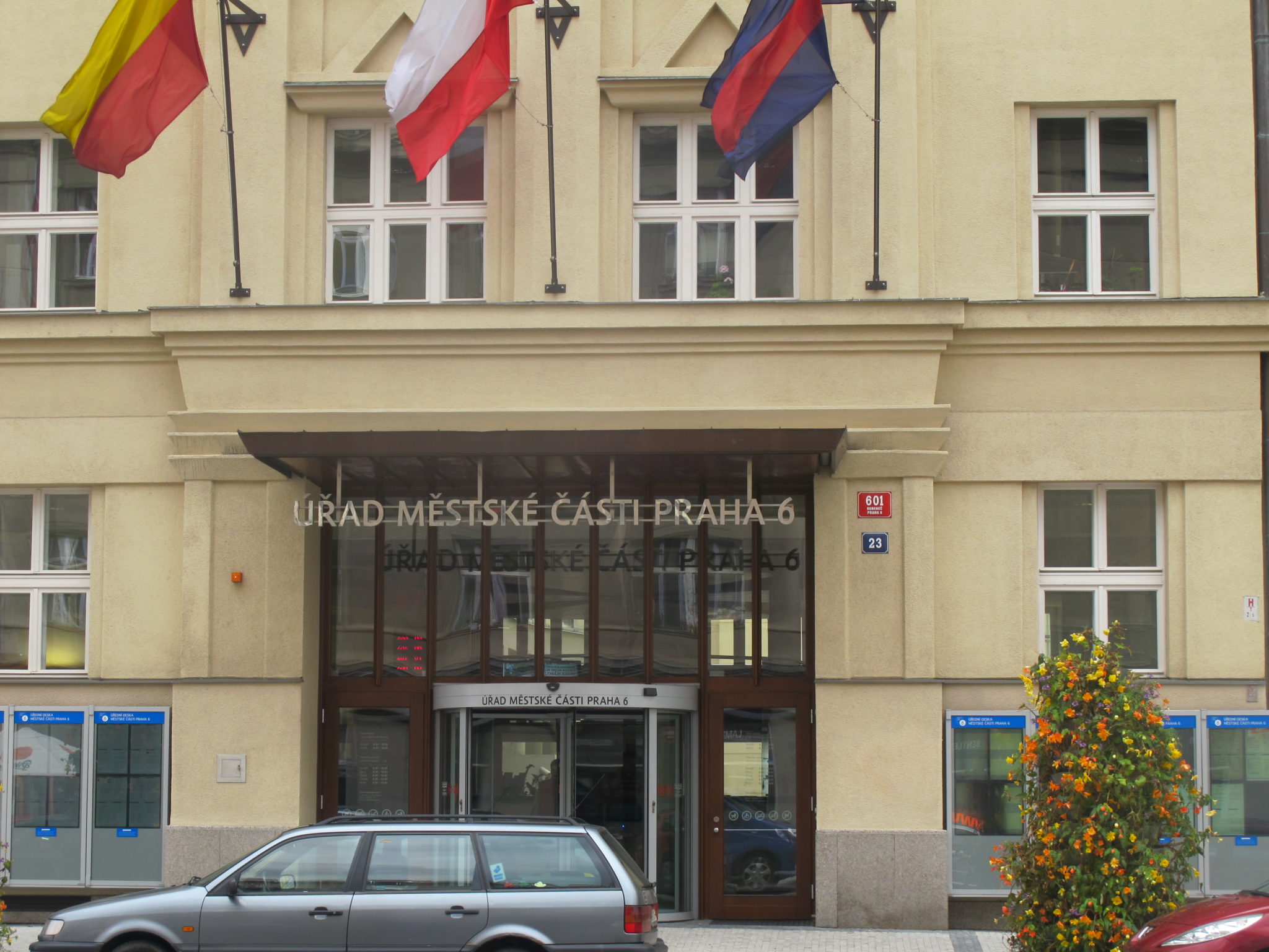 Společenský večer Prahy 6 nebo starostova „party na rozloučenou“?