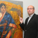 Aukce v Arthouse Hejtmánek - 1_Obraz Ramajana s galeristou Tomasem Hejtmankem_foto Ivan Kahun_repro zdarma