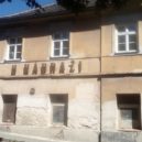 Hostinec U Nádraží Roztoky - Chatrajici budova – byvala hospoda u nadrazi – Roztoky u Prahy – foto AC