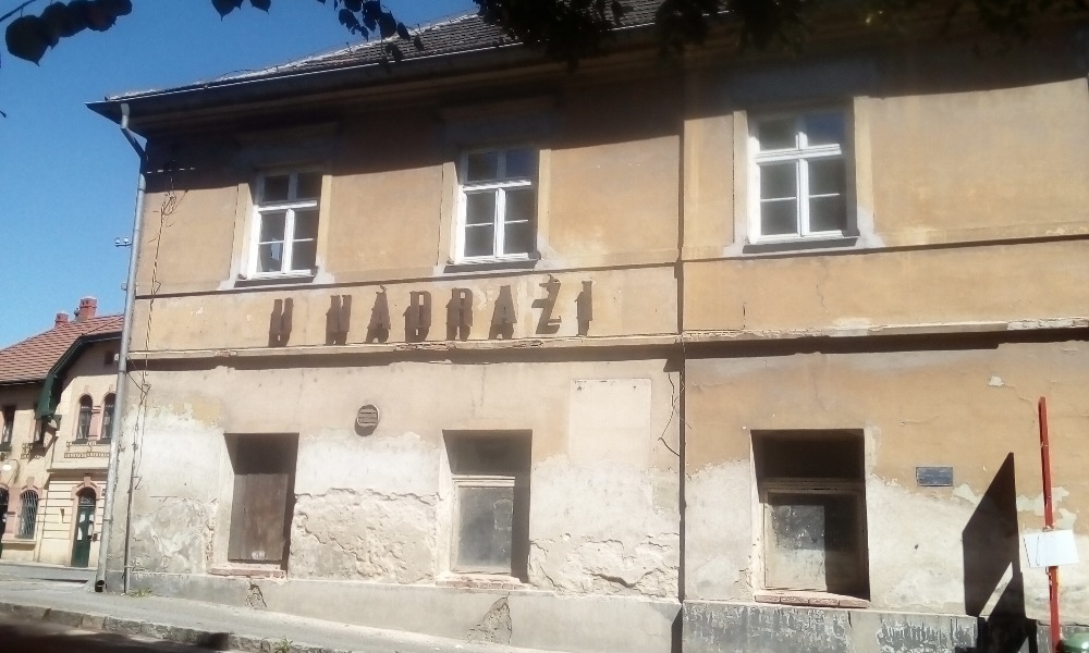 Starobylý hostinec poblíž roztockého nádraží chátrá