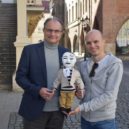 Panenka jménem Jan Werich - Pavel Mészáros (vlevo) předává „tatínka“ Alešovi Foltýnkovi z UNICEF