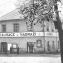 Hostinec U Nádraží Roztoky - Hostinec U Nádraží – kolem r. 1930 – pohled od hlavní silnice – foto Roztoky.com – archiv Středočeského muzea
